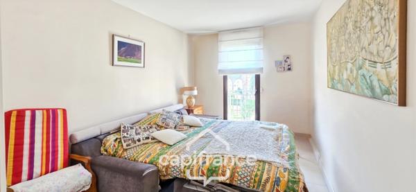 Appartement à vendre 4 pièces SANARY SUR MER (83) + 2 garages + Parking.