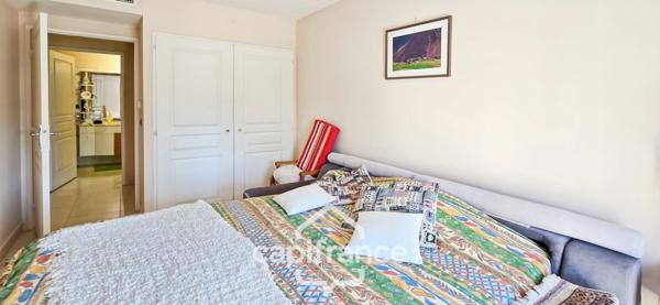 Appartement à vendre 4 pièces SANARY SUR MER (83) + 2 garages + Parking.