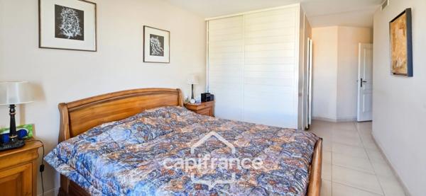 Appartement à vendre 4 pièces SANARY SUR MER (83) + 2 garages + Parking.