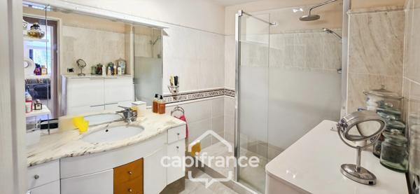 Appartement à vendre 4 pièces SANARY SUR MER (83) + 2 garages + Parking.