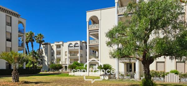 Appartement à vendre 4 pièces SANARY SUR MER (83) + 2 garages + Parking.