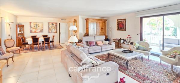 Appartement à vendre 4 pièces SANARY SUR MER (83) + 2 garages + Parking.