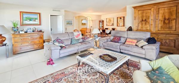 Appartement à vendre 4 pièces SANARY SUR MER (83) + 2 garages + Parking.