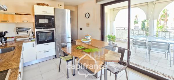 Appartement à vendre 4 pièces SANARY SUR MER (83) + 2 garages + Parking.