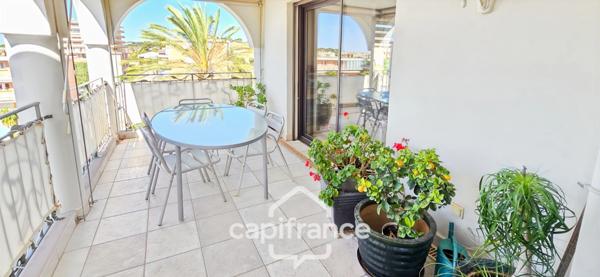 Appartement à vendre 4 pièces SANARY SUR MER (83) + 2 garages + Parking.