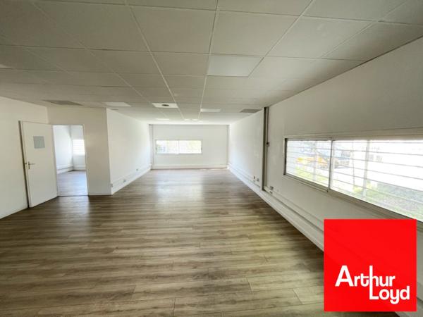 Bureaux à louer 114 m² à Montpellier Parc 2000 avec parkings privatifs