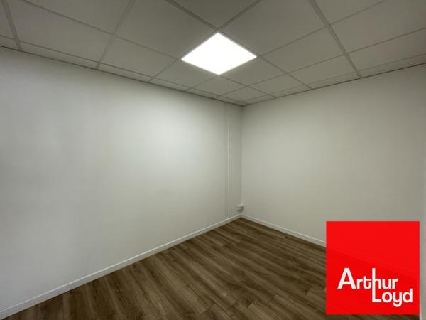 Bureaux à louer 114 m² à Montpellier Parc 2000 avec parkings privatifs