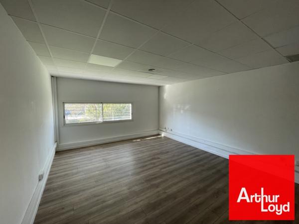 Bureaux à louer 114 m² à Montpellier Parc 2000 avec parkings privatifs