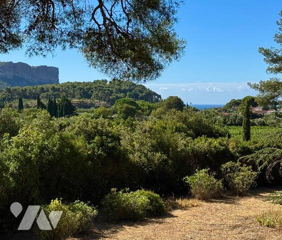 L'Etude Maubé vend une magnifique propriété de charme de plus de 500m2 située à Cassis.