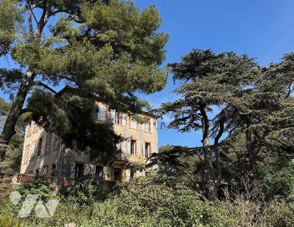 L'Etude Maubé vend une magnifique propriété de charme de plus de 500m2 située à Cassis.
