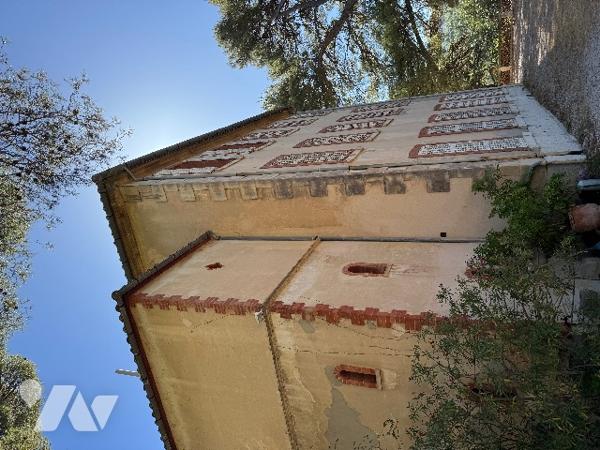 L'Etude Maubé vend une magnifique propriété de charme de plus de 500m2 située à Cassis.