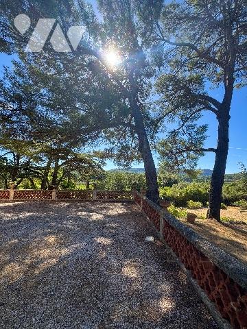 L'Etude Maubé vend une magnifique propriété de charme de plus de 500m2 située à Cassis.