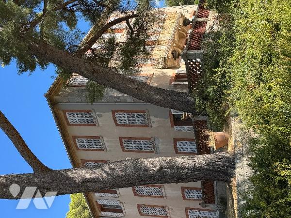 L'Etude Maubé vend une magnifique propriété de charme de plus de 500m2 située à Cassis.