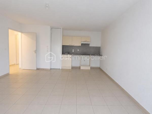 Vous recherchez à investir à Lisieux dans un environnement calme à proximité des commerces ? L'opportunité vous est donnée avec ce bel appartement.

Situé au sein d'une résidence calme ce charmant appartement de 2 pièces de 47 m² environ se compose d'une entrée desservant ; une chambre, salle de bains et WC séparé, un séjour avec coin cuisine et son accès direct à sa terrasse espace incontournable pour vos soirées en famille ou entre amis, 

Un garage complète ce bien.

Charges faibles.

Vendu loué, fin du bail mai 2028 (loyer HC 498.05 euros/mois et charges 52.00 euros/mois)

***A VISITER SANS TARDER ***

Les+++ : Digicode, interphone et accès local vélo. A proximité du parcours sportif, Ligne n°6 LEXOBUS, 3 km du centre ville, 4km de la gare, 2 km de la zone commerciale. Accès direct vers Deauville (A13) et Paris (N13).