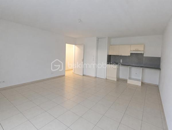 Vous recherchez à investir à Lisieux dans un environnement calme à proximité des commerces ? L'opportunité vous est donnée avec ce bel appartement.

Situé au sein d'une résidence calme ce charmant appartement de 2 pièces de 47 m² environ se compose d'une entrée desservant ; une chambre, salle de bains et WC séparé, un séjour avec coin cuisine et son accès direct à sa terrasse espace incontournable pour vos soirées en famille ou entre amis, 

Un garage complète ce bien.

Charges faibles.

Vendu loué, fin du bail mai 2028 (loyer HC 498.05 euros/mois et charges 52.00 euros/mois)

***A VISITER SANS TARDER ***

Les+++ : Digicode, interphone et accès local vélo. A proximité du parcours sportif, Ligne n°6 LEXOBUS, 3 km du centre ville, 4km de la gare, 2 km de la zone commerciale. Accès direct vers Deauville (A13) et Paris (N13).