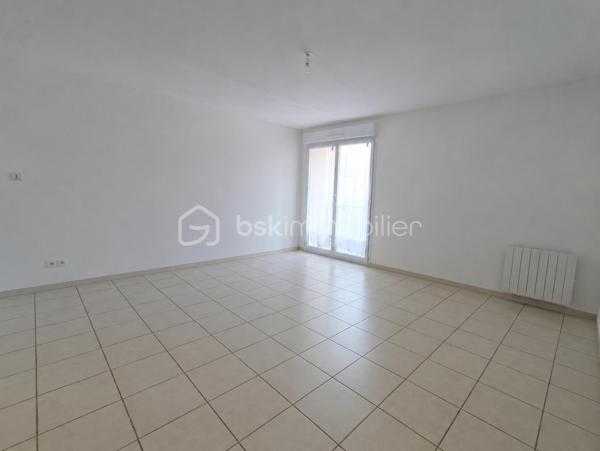 Vous recherchez à investir à Lisieux dans un environnement calme à proximité des commerces ? L'opportunité vous est donnée avec ce bel appartement.

Situé au sein d'une résidence calme ce charmant appartement de 2 pièces de 47 m² environ se compose d'une entrée desservant ; une chambre, salle de bains et WC séparé, un séjour avec coin cuisine et son accès direct à sa terrasse espace incontournable pour vos soirées en famille ou entre amis, 

Un garage complète ce bien.

Charges faibles.

Vendu loué, fin du bail mai 2028 (loyer HC 498.05 euros/mois et charges 52.00 euros/mois)

***A VISITER SANS TARDER ***

Les+++ : Digicode, interphone et accès local vélo. A proximité du parcours sportif, Ligne n°6 LEXOBUS, 3 km du centre ville, 4km de la gare, 2 km de la zone commerciale. Accès direct vers Deauville (A13) et Paris (N13).