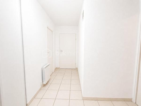 Vous recherchez à investir à Lisieux dans un environnement calme à proximité des commerces ? L'opportunité vous est donnée avec ce bel appartement.

Situé au sein d'une résidence calme ce charmant appartement de 2 pièces de 47 m² environ se compose d'une entrée desservant ; une chambre, salle de bains et WC séparé, un séjour avec coin cuisine et son accès direct à sa terrasse espace incontournable pour vos soirées en famille ou entre amis, 

Un garage complète ce bien.

Charges faibles.

Vendu loué, fin du bail mai 2028 (loyer HC 498.05 euros/mois et charges 52.00 euros/mois)

***A VISITER SANS TARDER ***

Les+++ : Digicode, interphone et accès local vélo. A proximité du parcours sportif, Ligne n°6 LEXOBUS, 3 km du centre ville, 4km de la gare, 2 km de la zone commerciale. Accès direct vers Deauville (A13) et Paris (N13).
