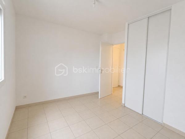Vous recherchez à investir à Lisieux dans un environnement calme à proximité des commerces ? L'opportunité vous est donnée avec ce bel appartement.

Situé au sein d'une résidence calme ce charmant appartement de 2 pièces de 47 m² environ se compose d'une entrée desservant ; une chambre, salle de bains et WC séparé, un séjour avec coin cuisine et son accès direct à sa terrasse espace incontournable pour vos soirées en famille ou entre amis, 

Un garage complète ce bien.

Charges faibles.

Vendu loué, fin du bail mai 2028 (loyer HC 498.05 euros/mois et charges 52.00 euros/mois)

***A VISITER SANS TARDER ***

Les+++ : Digicode, interphone et accès local vélo. A proximité du parcours sportif, Ligne n°6 LEXOBUS, 3 km du centre ville, 4km de la gare, 2 km de la zone commerciale. Accès direct vers Deauville (A13) et Paris (N13).