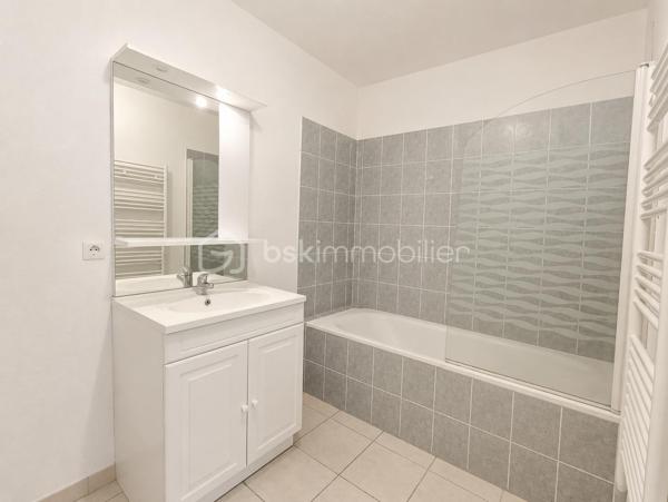 Vous recherchez à investir à Lisieux dans un environnement calme à proximité des commerces ? L'opportunité vous est donnée avec ce bel appartement.

Situé au sein d'une résidence calme ce charmant appartement de 2 pièces de 47 m² environ se compose d'une entrée desservant ; une chambre, salle de bains et WC séparé, un séjour avec coin cuisine et son accès direct à sa terrasse espace incontournable pour vos soirées en famille ou entre amis, 

Un garage complète ce bien.

Charges faibles.

Vendu loué, fin du bail mai 2028 (loyer HC 498.05 euros/mois et charges 52.00 euros/mois)

***A VISITER SANS TARDER ***

Les+++ : Digicode, interphone et accès local vélo. A proximité du parcours sportif, Ligne n°6 LEXOBUS, 3 km du centre ville, 4km de la gare, 2 km de la zone commerciale. Accès direct vers Deauville (A13) et Paris (N13).