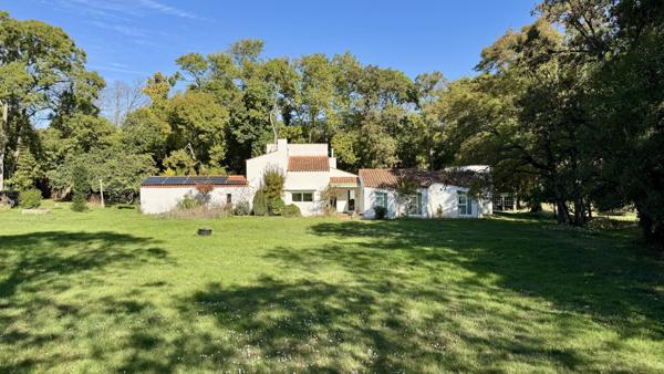 « Propriété à vendre Nieul sur Mer » 1 575 000 € FAI* PROPRIÉTÉ UNIQUE AU COEUR D'UN PARC DE 2 HECTARES