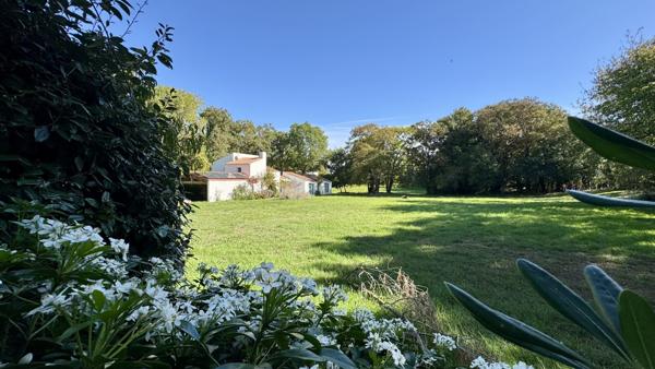 « Propriété à vendre Nieul sur Mer » 1 575 000 € FAI* PROPRIÉTÉ UNIQUE AU COEUR D'UN PARC DE 2 HECTARES