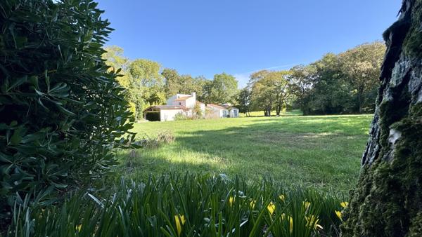 « Propriété à vendre Nieul sur Mer » 1 575 000 € FAI* PROPRIÉTÉ UNIQUE AU COEUR D'UN PARC DE 2 HECTARES