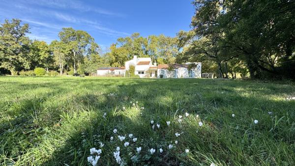 « Propriété à vendre Nieul sur Mer » 1 575 000 € FAI* PROPRIÉTÉ UNIQUE AU COEUR D'UN PARC DE 2 HECTARES