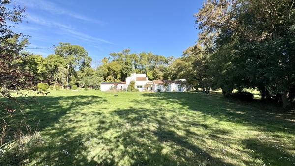 « Propriété à vendre Nieul sur Mer » 1 575 000 € FAI* PROPRIÉTÉ UNIQUE AU COEUR D'UN PARC DE 2 HECTARES