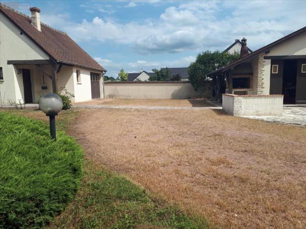 Maison à vendre à Saint-Amand-Montrond dans le Cher (18200), ref : 1047800LA