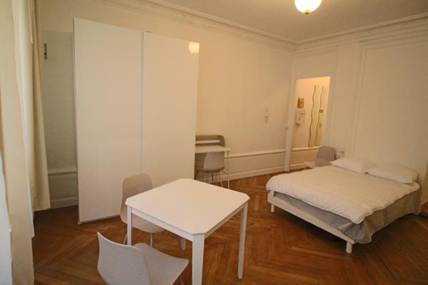 Lyon (69001) Studio meublé tt équipé - rue Neuve - prochainement Disponible !
