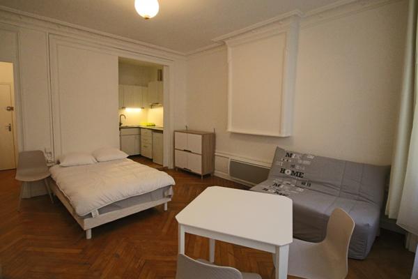Lyon (69001) Studio meublé tt équipé - rue Neuve - prochainement Disponible !