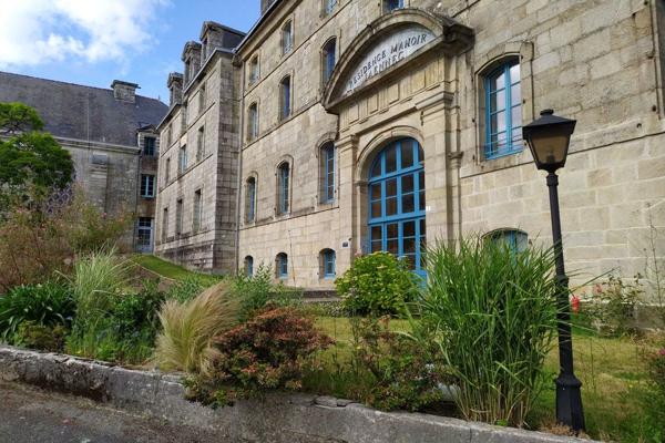 UN APPARTEMENT EN REZ-DE-JARDIN AU CŒUR D'UNE RÉSIDENCE HISTORIQUE DE QUIMPER. -