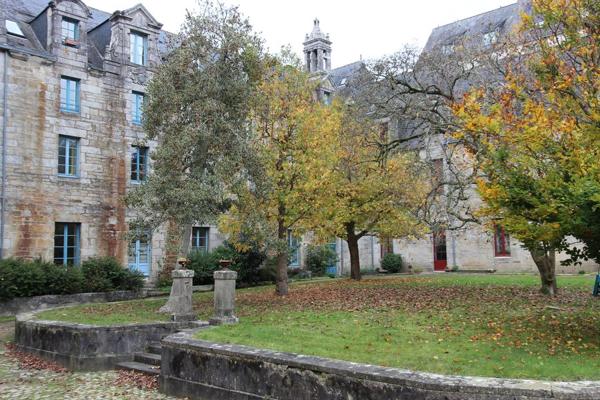 UN APPARTEMENT EN REZ-DE-JARDIN AU CŒUR D'UNE RÉSIDENCE HISTORIQUE DE QUIMPER. -