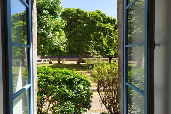 UN APPARTEMENT EN REZ-DE-JARDIN AU CŒUR D'UNE RÉSIDENCE HISTORIQUE DE QUIMPER. -
