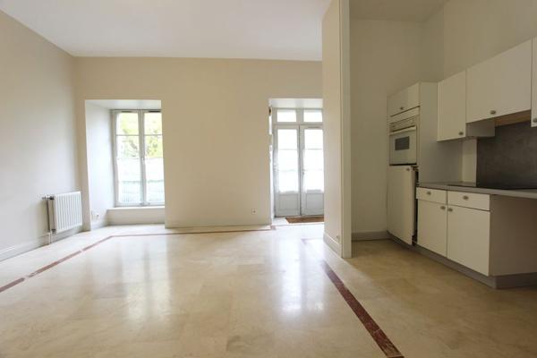 UN APPARTEMENT EN REZ-DE-JARDIN AU CŒUR D'UNE RÉSIDENCE HISTORIQUE DE QUIMPER. -