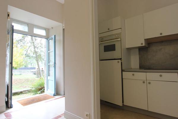 UN APPARTEMENT EN REZ-DE-JARDIN AU CŒUR D'UNE RÉSIDENCE HISTORIQUE DE QUIMPER. -