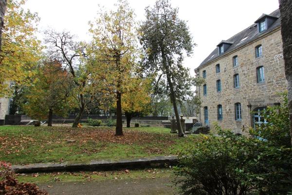UN APPARTEMENT EN REZ-DE-JARDIN AU CŒUR D'UNE RÉSIDENCE HISTORIQUE DE QUIMPER. -