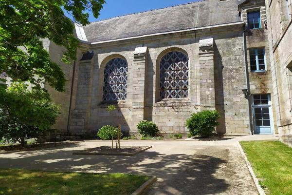 UN APPARTEMENT EN REZ-DE-JARDIN AU CŒUR D'UNE RÉSIDENCE HISTORIQUE DE QUIMPER. -