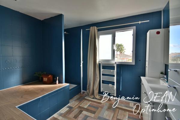 À Sauvian – Rare : maison 4 faces avec piscine, sans vis-à-vis, dans un environnement très recherché