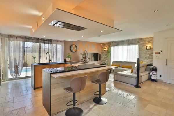 Maison avec piscine et double garage dans un environnement calme