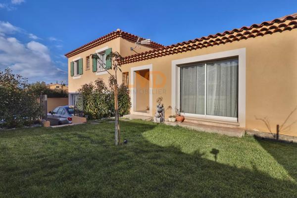 Maison avec piscine et double garage dans un environnement calme