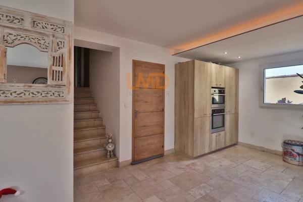 Maison avec piscine et double garage dans un environnement calme