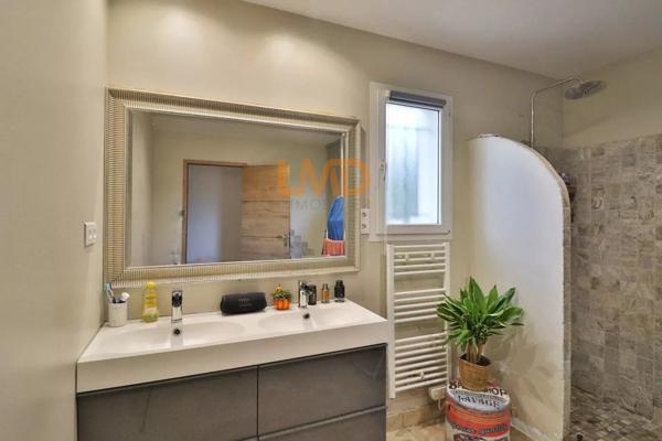 Maison avec piscine et double garage dans un environnement calme