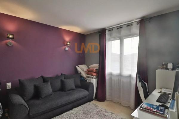 Maison avec piscine et double garage dans un environnement calme