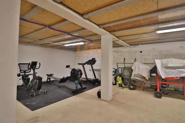 Maison avec piscine et double garage dans un environnement calme