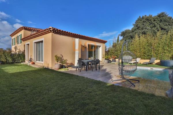 Maison avec piscine et double garage dans un environnement calme