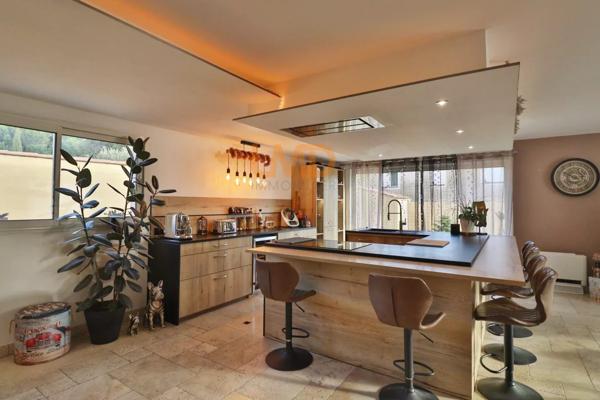 Maison avec piscine et double garage dans un environnement calme