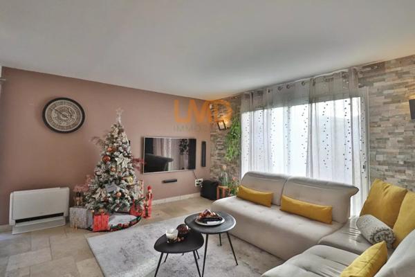 Maison avec piscine et double garage dans un environnement calme