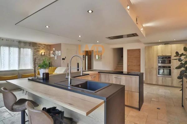 Maison avec piscine et double garage dans un environnement calme