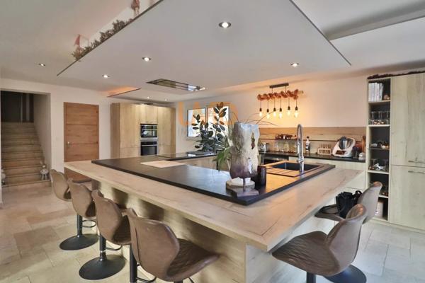 Maison avec piscine et double garage dans un environnement calme